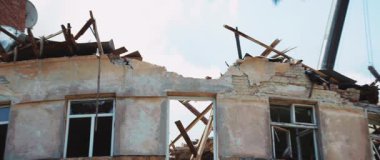 Bombalanmış binanın yatay görüntüsü. Ukrayna 'daki savaşın sonuçları. Yanmış daireleri olan bir apartman. Savaş konsepti. Askeri saldırı.