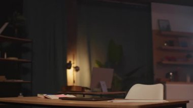 Laptop ve yumuşak oda lambasıyla boş işyerine bak. Atmosferik dolap. Modern tasarım. Akşam vakti..