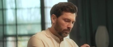 Ofiste masasında oturan sakallı adam ciddi görünüyor. Kalem tutmayı düşünüyorum. Kamera hareket ediyor. 360 Derece