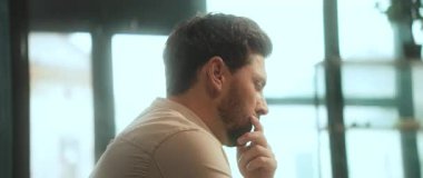 Masada oturan sakallı adam ofiste ciddi görünüyor. Düşünüyorum. Kamera hareket ediyor. 360 derece. İşadamı