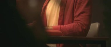 Beyaz bir erkeğin bilgisayarın klavyesine yazı yazıp not defterini açtığı yakın çekim. Akşamları tanınmayan genç bir adam çalışıyor. Kamera hareket ediyor. Parallaks etkisi. Kapalı