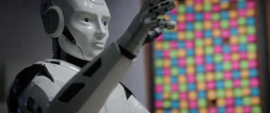 Masada otururken beyaz robotun ellerini hareket ettirdiği 360 derecelik izleme görüntüsü. Android geceleri karanlık modern stüdyoda hayali tuşlara basıyor. Sinema etkisi. Parallax. Kapalı