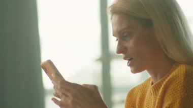 Neden mutlu bir kadın evde oturup gülümseyerek akıllı telefon kullanır ki? Sosyal medya kayıyor. Kamera hareket ediyor. 360 derece