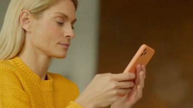 Kadının yanında hareket eden kamera. Akıllı telefon kullan. Gülümse ve dans et. Sosyal medya kayıyor. Kamera hareket ediyor. 360 derece