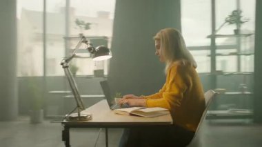 Yönetici kadın telefonda dizüstü bilgisayarla konuşuyor. Yoğun bir iş günü. Düşünüyorum. İş görüşmesi. Kamera hareket ediyor. 360 derece