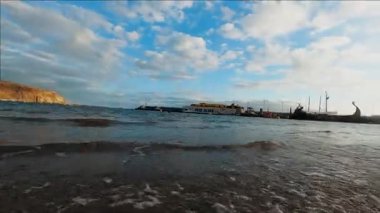 FPV güzel yaz manzaralı sahil şeridinde İHA uçuruyor. İlham verici deniz dalgaları, su damlaları ve güneş ışığı. Seyahat, deniz kenarı ve tatil.