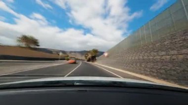 Motion car FPV güzel tropikal kasaba ve adaları geziyor. Sinematik şehir yollarında ve caddelerde zaman aşımına uğramış bir yolculuk. Yaz zamanı. Yolculuk.