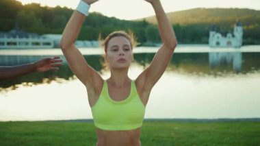 Spor insanları. Takım çalışması. Bir grup sağlıklı aktif genç arkadaş ısınma aerobikleri kardiyo egzersizleri yapıyor ve beşlik çakışıyorlar. Açık hava eğitimi.