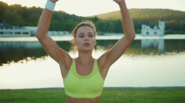 Aktif atletik iyi eğitimli gençler aerobik egzersizleri yapıyor ve iyi bir takım çalışması için beşlik çakıyor. En iyi arkadaşlar. Spor insanları. Takım oluşturma.