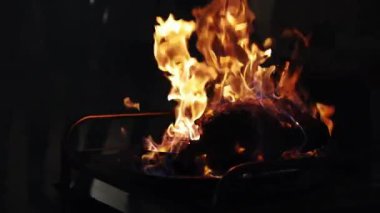 Belirsiz ve atmosferik bir ortamda parlak bir ateş yakan çarpıcı bir görüntü.