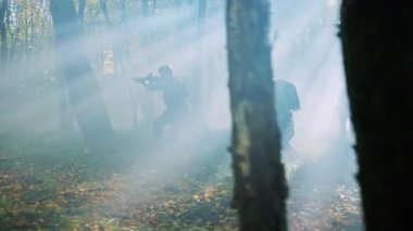 Kamuflaj üniformalı asker grupları etrafta koşuşturuyor. Miğferli askerler. - Savaş. Korunma. Yavaş çekim