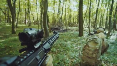 Orman askerleri kamuflaj üniformaları ve keskin nişancı tüfekleri ile etrafa dikkatlice bakınıyorlar. Miğferli askerler. - Savaş. Korunma. Yavaş çekim