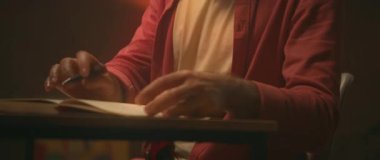 Tanımlanamayan beyaz bir gencin klavyeyle yazı yazıp not defterine notlar yazarken etrafta dolaşması. Akşamları modern ofis. Sinematik. Erkek eli. Parallaks etkisi