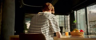 Bilgisayarlı ve kapalı mekandaki işi bitiren meşgul beyaz adamın 360 derecelik izleme görüntüsü. Adam aleti kapatıp mutfaktan çıkıyor. Modern iç mekan. Parallaks etkisi. Kapalı