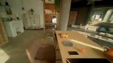 360 derece. Enerjik hareketler, genç adamın sabahları mutfakta vakit geçirmesini takip ediyor. Mutfakta dolaşan ve akıllı telefon kullanan bir adam. Erkek öğrenci kitap okuyor. Sinematik. Parallaks