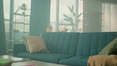 Kamera modern oturma odasının içinde hareket ediyor. Yastıklı kanepe. Rahat bir ev. 360 derece