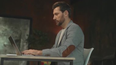 Kafkas delikanlının dizüstü bilgisayarı açıp klavyeye yazışının yakın çekim görüntüleri. Başarılı projeyi kutlayan sakallı, neşeli iş adamının fotoğrafı. Haberler iyi. Modern ofis. Kapalı