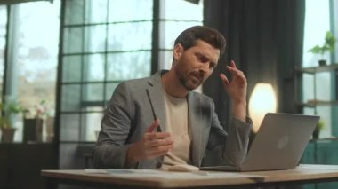 Ofiste dizüstü bilgisayarla çalışan bir gencin 360 derecelik hareketini izliyorum. Masada oturan duygusal yakışıklı iş adamının görüntüsü. İşteki kızgın adam. Başarısızlık