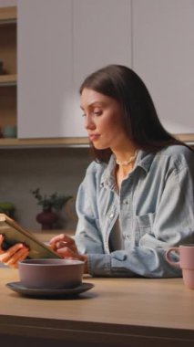 Güzel beyaz kadın rahat atmosferde kitap okumaktan zevk alıyor. Evde kot gömlekli bir kız var. Sabah rutini. Kendine zaman ayır. Kişisel aşk konseri. Kapalı