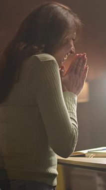 Kafkasyalı mutlu iş kadını el çırpıyor. Oturma odasında masa başında otururken dizüstü bilgisayarda yazan çekici genç bir kadın. Akşam vakti. Uzaktan kumanda. Kamera hareket ediyor