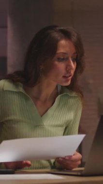 360 derecelik hızlandırma. Rahat ve şık bir stüdyoda masa başında oturan gündelik elbiseli genç bir kadın. Kadın muhasebeci dizüstü bilgisayardaki diyagramlara bakıyor, not alıyor. Kamera hareket ediyor