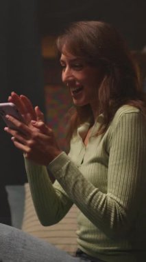 Klavyede yazı yazan ve dizüstü bilgisayara bakan zarif, beyaz tenli bir kadının görüntüsü. Ekonomi okuyan kız öğrenci. Sınavlara hazırlanan ve notlar alan kız