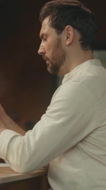 Masada oturan, sakallı, başarıya yakın hareket eden kameralar sosyal medyada yazarak sohbet eden mutlu ve memnun hisseden insanlar. Modern ofis. 360 Derece