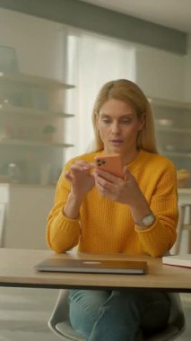 Ciddi iş kadınları ofiste dizüstü bilgisayarda yazı yazarlar. Yoğun bir iş günü. Kamera hareket ediyor. 360 derece