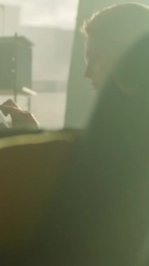 Yönetici kadın telefonda dizüstü bilgisayarla konuşuyor. Yoğun bir iş günü. Düşünüyorum. İş görüşmesi. Kamera hareket ediyor. 360 derece