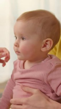 İki mutlu anne, küçük kız bebekle ailece vakit geçiriyorlar. Lezbiyen çift kavramı