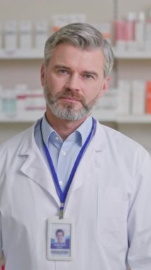 Portre modern eczane doktoru profesyonel danışman eczacıda poz veriyor. Eczanede. Sağlık görevlileri. Tıp sektörü.