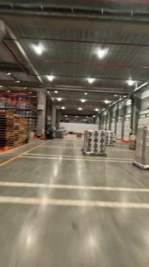 Depoda uçuş. FPV helikopter görüntüsü lojistik merkezinin devasa endüstriyel yapı deposu içinde. Ürün dağıtımı. Teslimat. Lojistik.