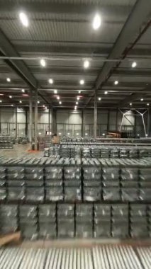 FPV uçuşu. Modern depo binasının hava hareketli görüntüsü. Teslimat malları olan büyük bir lojistik merkezi. Karton kutular ve paketler.