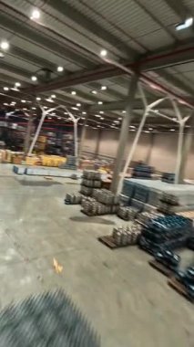 Lojistik merkezi. Büyük bir depo. FPV insansız hava aracı teslimat kutularıyla büyük endüstriyel depolama binasının görüntüsü. Perakende deposu. Lojistik kavramı.