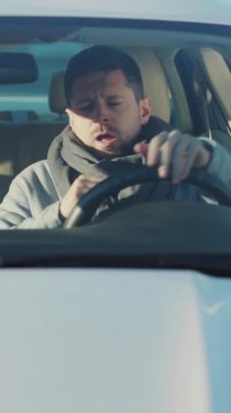 Hastalıklı alerjik beyaz adam işe giderken sağlıksız öksürürken virüs semptomlarına yakalanmış. Sağlık Hizmetleri.