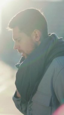 Sağlıksız genç yakışıklı adam güneşli bir sokakta yürüyor. Hasta işadamı öksürüyor ve hapşırma alerjisi var. - Soğuk. Grip oldum. Salgın.