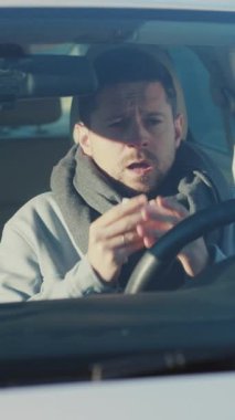 Sağlıksız bir iş adamı arabaya biniyor. Hasta, beyaz sakallı adam işe giderken öksürüyor. Coronavirus. Salgın.