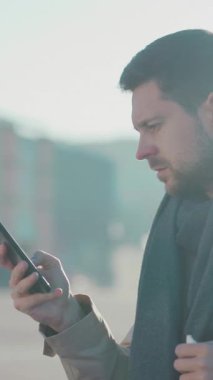 Beyaz, hasta ve çekici bir adam açık havada park yerinde gribe karşı telefon araması yapıyor. Sağlık hizmetleri. İnternet.