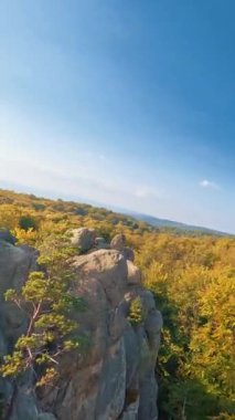Carpathian dağlarında fantastik bir uçuş. Dovbush kayalarından oluşan muhteşem bir manzara. Uçurumun kenarında durup özgürlüğe hayran olan mutlu bir gezgin. Seyahat güzergahı. Ukrayna.