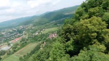 Tarihi harabelerden canlı yeşil vadilerin ve yukarıdaki açık mavi gökyüzünün nefes kesen manzarasını izliyorsunuz.