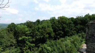 Canlı yeşilliklerle harmanlanmış antik harabelerin nefes kesici güzelliğini keşfetmek için bir dakikanızı ayırın.