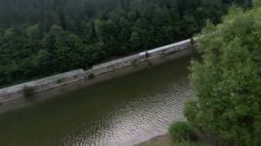 Ağaçlarla ve yeşilliklerle çevrili huzurlu bir nehir manzarası doğa severler ve doğa meraklıları için idealdir.