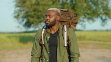 Harika bir savanada, neşeli zenci adam afrika manzarasında doğal park vahşi doğasında. Afro-Amerikan safari turisti maceralı yolculuğun tadını çıkarıyor..