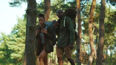 Mutlu, güzel, evli bir çift yaz günü vahşi doğayı keşfediyor. Birlikte yürüyüp hayvanları gözlemliyor ve ilham alarak tatil yolculuğunun tadını çıkarıyorlar. Safari.