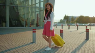 Çok güzel bir Çinli kadın yolcu valiziyle havaalanına yürüyordu. Şehir dışındaki harika bir seyahat uçağından esinlenmişti. Trip. Tasasız yaşam tarzı.