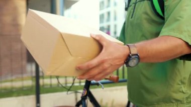 Ellerinizi kapatın kurye kutucuk kadına müşteri hizmetleri ev paketi verin posta sevkiyatı ekspres ağır çekim paketi gönderin