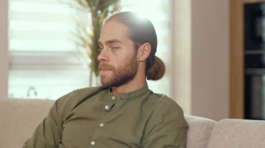 Kapalı mekanlarda kameraya gülümseyen sıradan kolonya giymiş çekici hippi adamın yüzü. Erkek portresi. Evde kalan çekici bir adam. Daire.