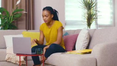 Üzgün, üzgün, Afro-Amerikalı bir kadın uzaktan iş görüşmesinde başarısız oluyor ya da Heqad 'i oturma odasına koyan olumsuz haberler alıyor. Uzak iletişim.