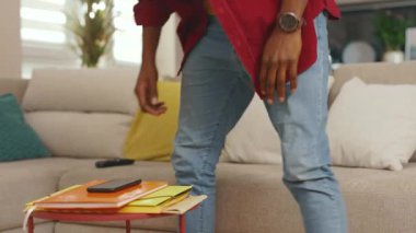 Odaklanmış, Afro-Amerikan bir adam telefon kullanıyor. Etrafına bir bak. Evdeki kanepede otur. Sosyal medyada iletişim kurmak iş uygulamasını gevşetiyor. Yakışıklı, ciddi bir adam. - İnternet. Yavaş çekim