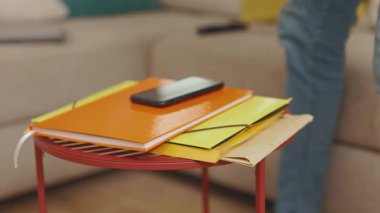 Ciddi bir Afro-Amerikan genci portresi. Evdeki kanepede oturuyor. Sosyal medyada iletişim kurmak iş uygulamasını gevşetiyor. Yakışıklı, çekici bir adam. - İnternet. Portre. Yavaş çekim